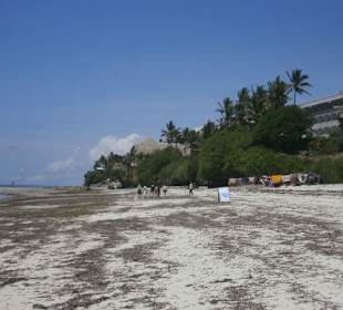 Пляжи там общественные.