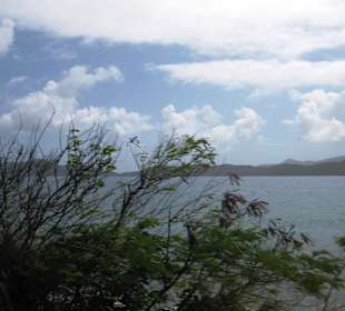 Blick vom Meer auf Nachbarinsel