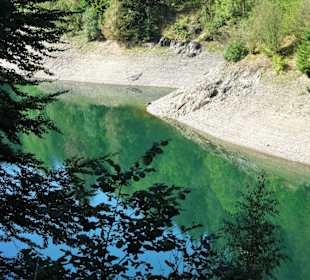 Blick vom Wanderweg auf das Wasser der Talsperre