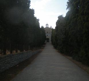 Weg zum Klostereingang