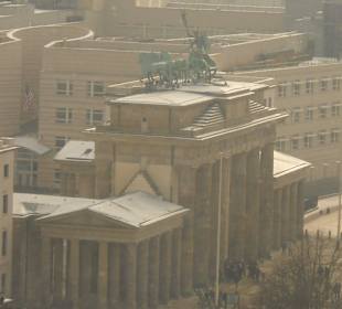 Blick von der Reichstagskuppel auf Brandenburger T