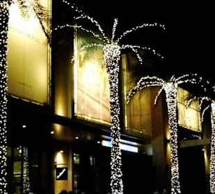 Cafes unmittelbar neben den Wasserspielen 