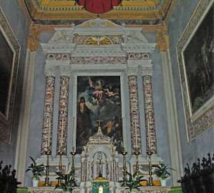 Der Hauptaltar reichlich verziert