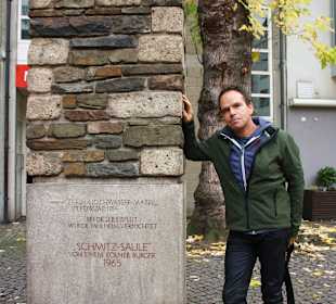 Schmitz neben der Schmitz-Säule