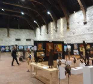 Halle voller Bilder.