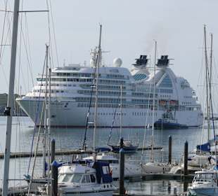 Luxusliner Einfahrt in Hafen