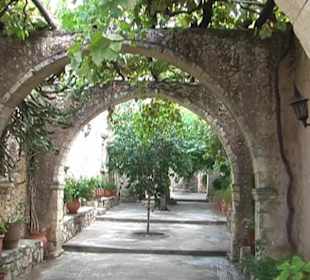 Wandelgang im Kloster von Bali
