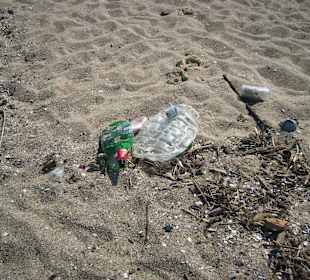 Müll am Strand, keiner kümmert sich um Ordnung