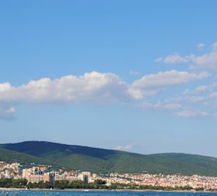 Blick auf Sonnen Strand vom Meer
