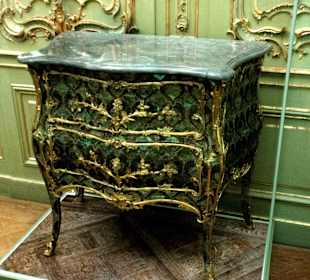 Pfauenfeder-Kommode hinter Glas