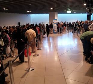 Warteschlange vor der Sicherheitskontrolle