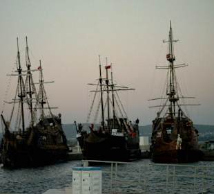 Yachthafen mit den Piratenschiffen