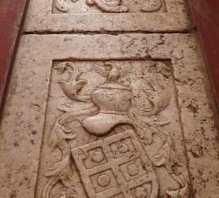 Abdeckplatten von Grabstellen