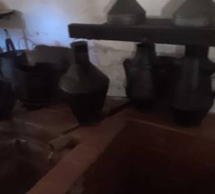 Erdgeschoss - Öllager mit steinernen Behältern