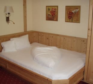 Schön drppiertes Bett