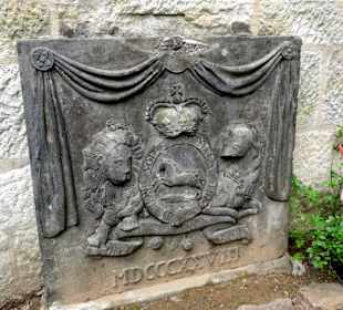 Relief in der Mauer der Tillyschanze