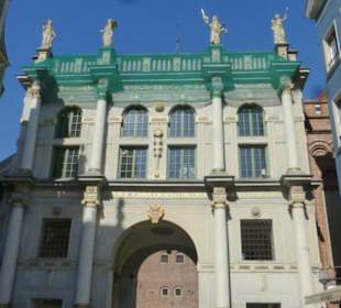 Das Goldene Tor von der Langgasse aus gesehen