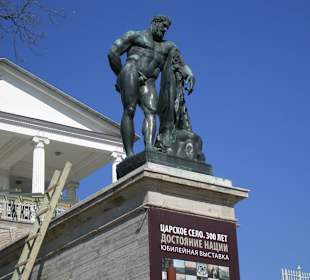 Statue vor der Camelion-Galerie