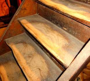 Die Stufen der alten Holztreppe