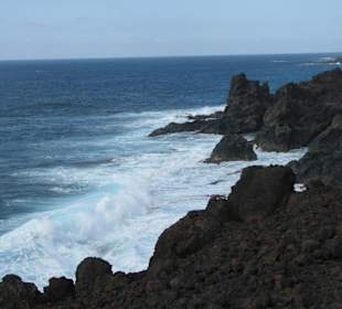 Brandung an der Küste aus Lavagestein