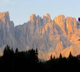 Sonnenaufgang: Blick vom Karersee  auf den Latemar