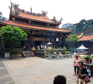 Budynek główny od lewej strony