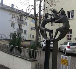 Skulptur Eltern und Tochter