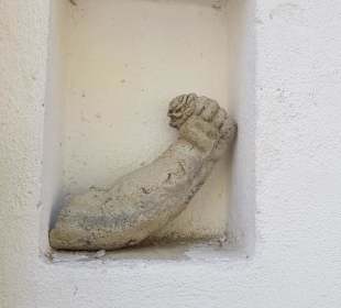 An der Wand eingebracht