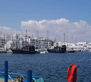 Zwei weitere Piratenschiffe im Yachthafen