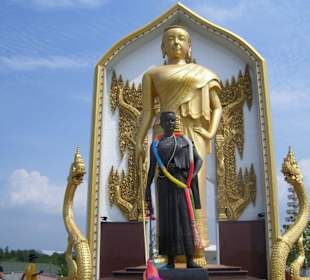 Figuren mit Schlangen