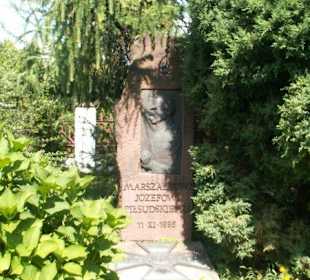 Pomnik Piłsudskiego przed muzeum