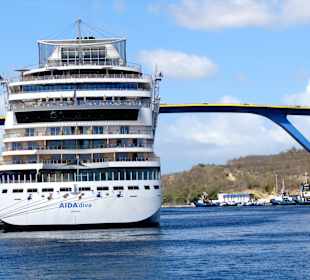 Kreuzfahrtschiff vor der Brücke