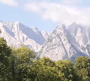 Blick von Garmisch-Partenkirchen zur Zugspitze