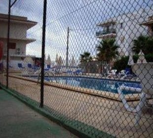 Das ist der Pool (hinterm Zaun) JS Ca'n Picafort