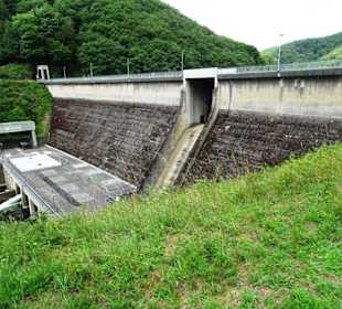 Staumauer der Talsperre des Kraftwerkes