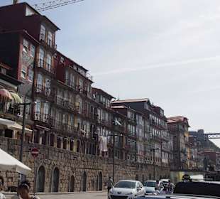 Die schmalen Häuser von Ribeira