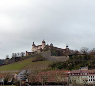 Außenansicht von der Alten Mainbrücke