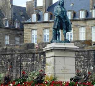Bertrand-François Mahé de la Bourdonnais Statue