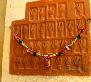 Handabdrücke der Witwen des Raja (Freitod)