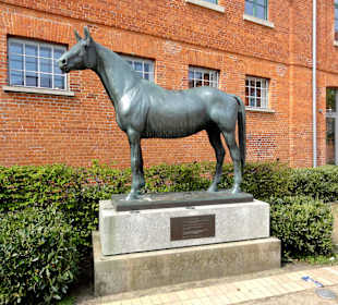 Skulptur vor dem Museum