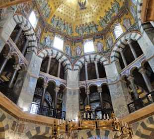 Impressionen aus dem Oktogon des Aachener Doms