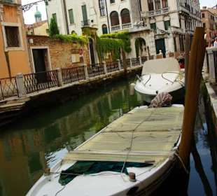 Die geparkten Boote der Einwohner