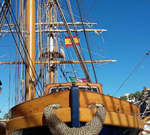 Schiff im Hafen Maó