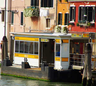 Wassertaxi Wartehaus