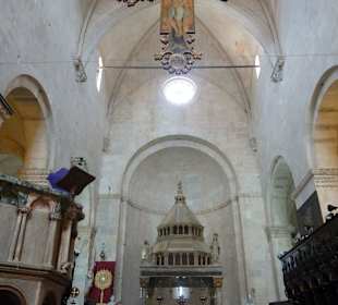 Großes Kreuz in der Höhe