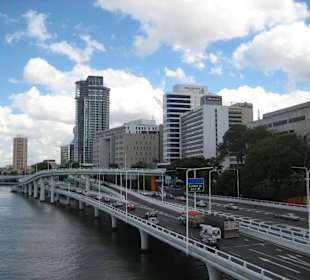 Blick auf Stadt und Fluß