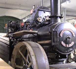 Alte Dampflandmaschine mit Bedienerwagen