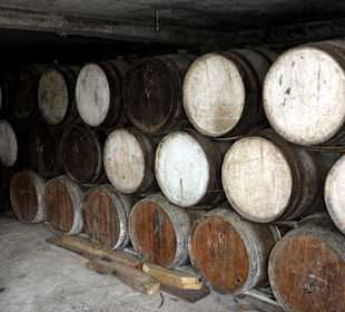Schatzkammer mit alten Fässern