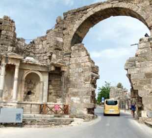 Der Durchbruch durch die Stadtmauer ist der Zugang