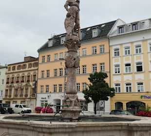 Der Lindlbrunnen auf dem Stadtplatz von Traunstein